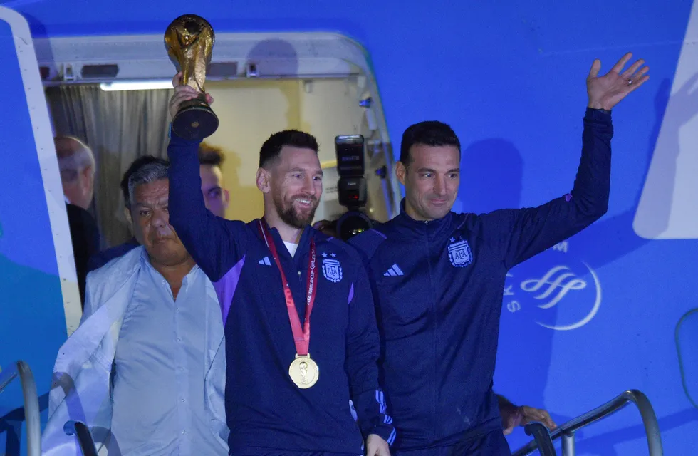 Lionel Messi y Lionel Scaloni le dieron regalo mundial a un cordobés. (AP)