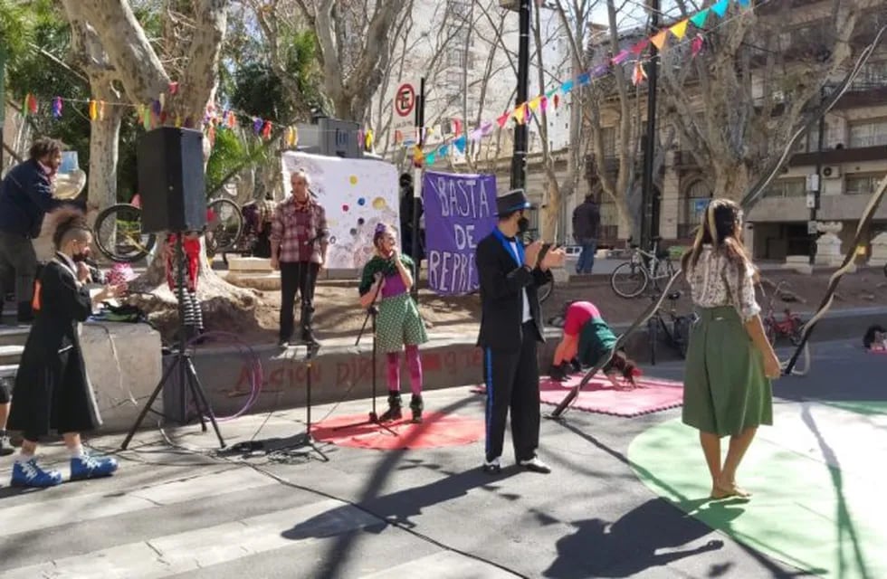 Artistas callejeros y artesanos montaron un circo frente a la Municipalidad de Rosario. (Twitter)