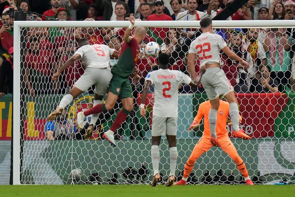 Pepe gana de cabeza y pone el 2-0 de Portugal sobre Suiza, por los octavos de final de Qatar 20220. (AP)
