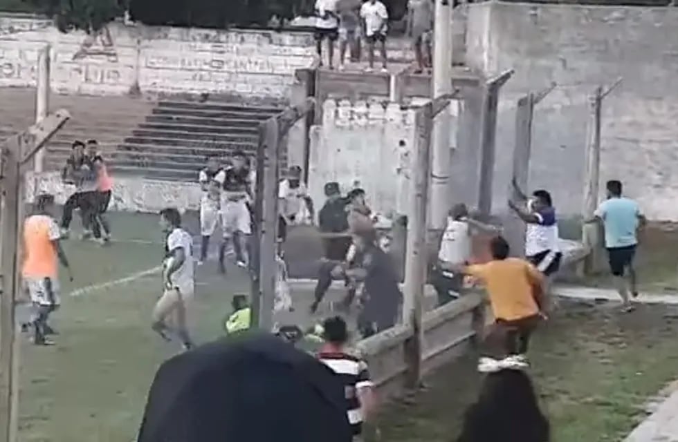 Jugadores de fútbol agredieron a una terna arbitral.