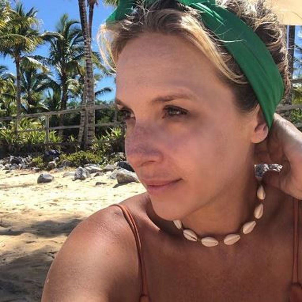 Carla Peterson subió una foto con el pañuelo verde como vincha para adherirse a la campaña del 28M (Instagram/ petersoncarla)