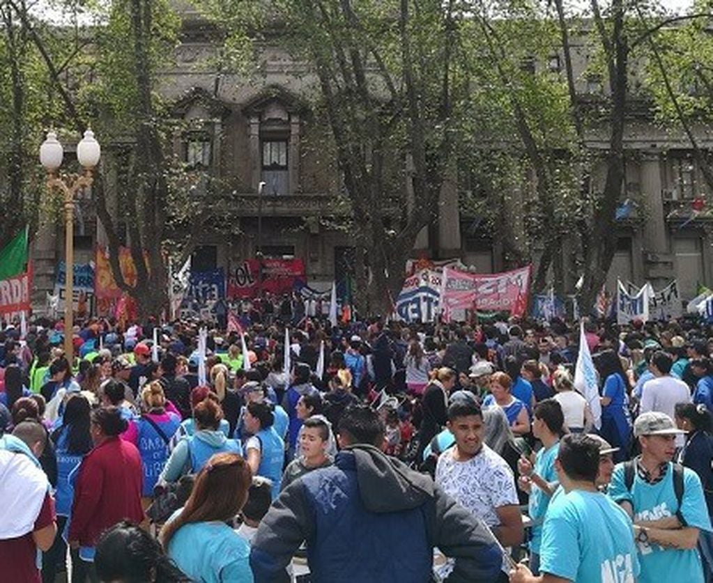 Gremios se movilizaron a Plaza San Martín este lunes.