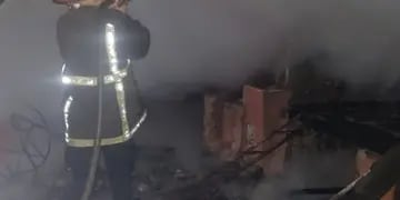 Incendio consumió por completo una cabaña en Santa Ana