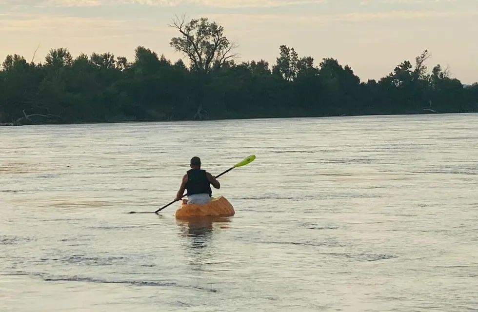 El hombre navegando por el río Misuri a bordo de su calabaza gigante.