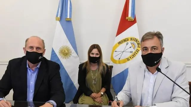 Omar Perotti, Barbara Chivallero y Luis Castellano, en la firma del convenio para la pavimentación del camino público n° 6