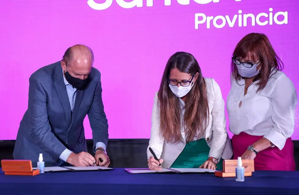 El gobernador Omar Perotti y la ministra de las Mujeres, Géneros y Diversidad de la Nación, Elizabeth Gómez Alcorta, firmaron un convenio para aplicar el programa Acompañar en Santa Fe. (@gobsantafe)