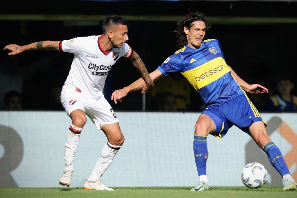 Edinson Cavani, de Boca, ante Raúl Vangioni, de Newell's, en el partido que se jugó en La Bombonera por la Copa de la Liga Profesional 2023. (Fotobaires)
