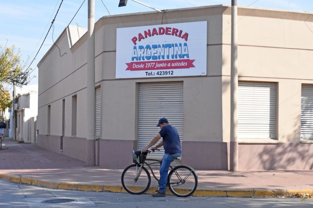 Las panaderías abren, pero están limitadas en el horario.