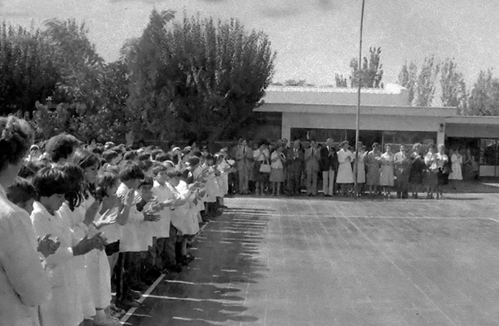 Foto del Archivo General de Mendoza.
02 de Abril 1982. Acto en la escuela 
Foto: Orlando Pelichotti / Los Andes