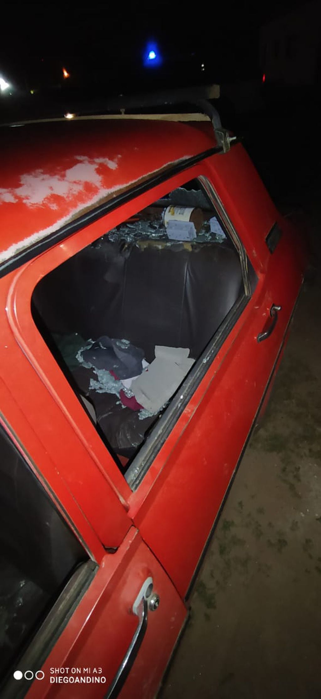 El Tío: rompieron la luneta y el vidrio lateral de un Renault 12 rojo