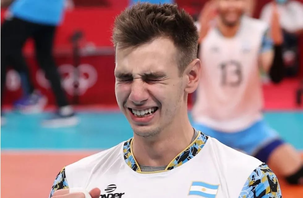Agustín Loser el alvearense de 23 años emocionado tras ganar la Medalla de Bronce junto al equipo nacional de vóley en los juegos de Tokio 2020. Gentileza COI
