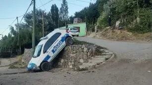 Efectivos dejaron mal estacionado un patrullero y éste cayó por la pendiente de una calle.