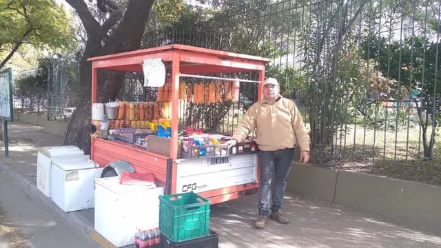 Sergio es kiosquero frente al Parque Sarmiento.