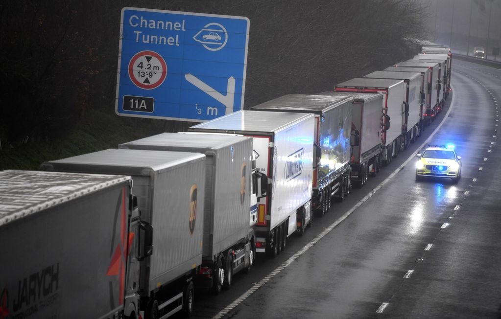 Camiones varados tras el cierre de la frontera entre Francia y el Reino Unido