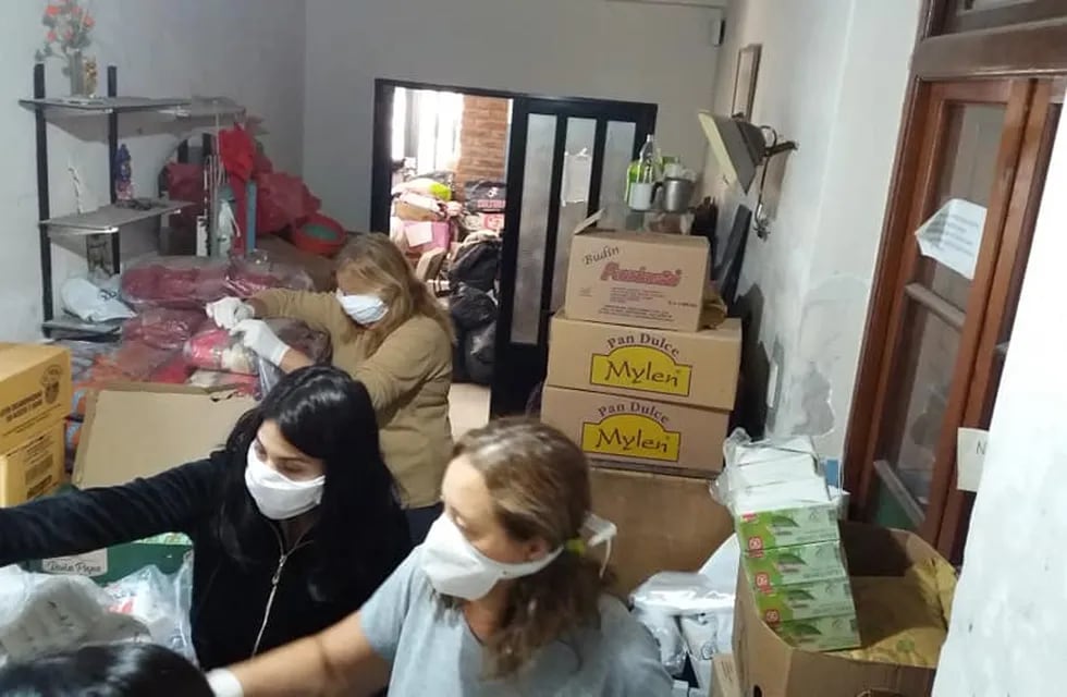 Voluntarios de Cáritas y grupo campamento de la Ciudad de Pérez ayudando a los más necesitados