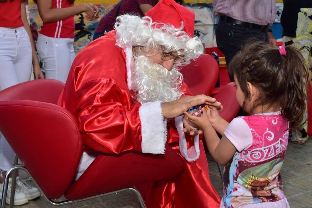 Papá Noel estuvo repartiendo golosinas a los más chicos.