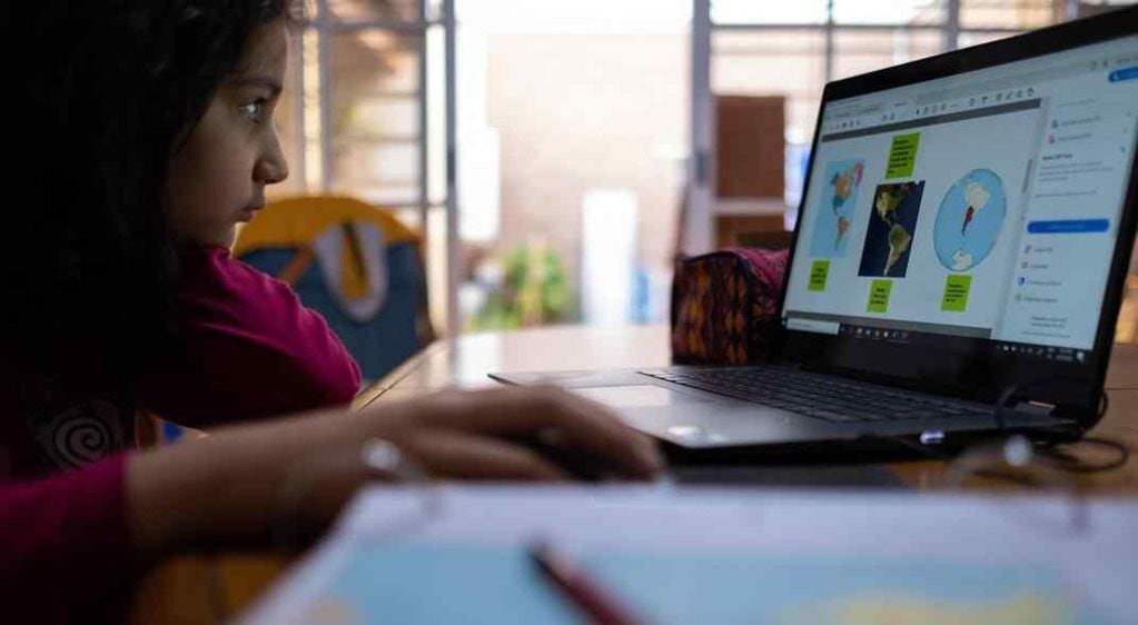 En la casa. Los alumnos de todos los niveles están tomando clases en sus hogares mediante plataformas digitales. (Facundo Luque)