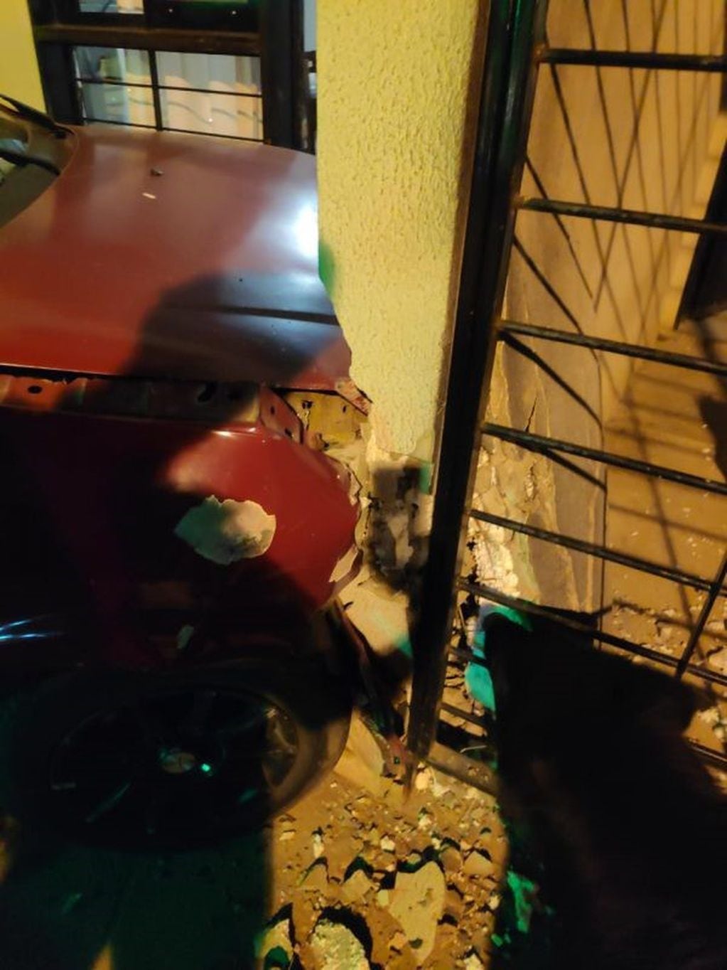 Una mujer se desmayó y chocó contra el frente de una casa en Colombia y Schork. (Web)