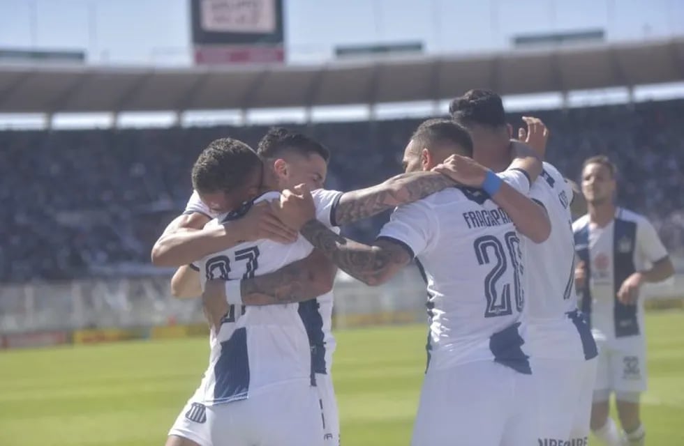 Tomás Pochettino comparte la alegría del gol con Nahuel Bustos. Este domingo buscarán repetir la conexión.