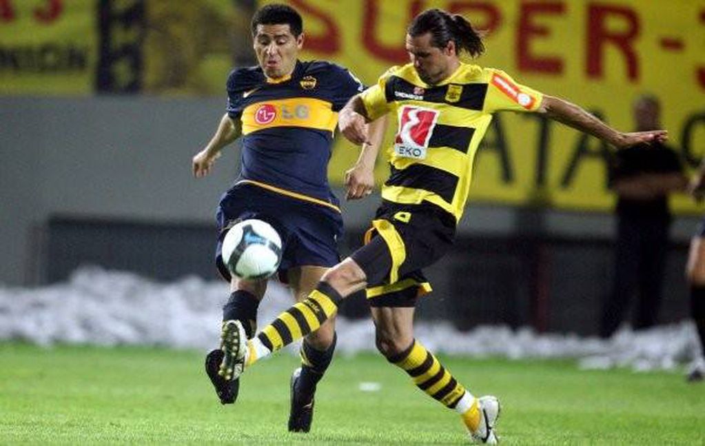 El puntaltense Darío Fernández enfrente a Juan Román Riquelme en el amistoso 2009 entre Boca y Aris Salónica