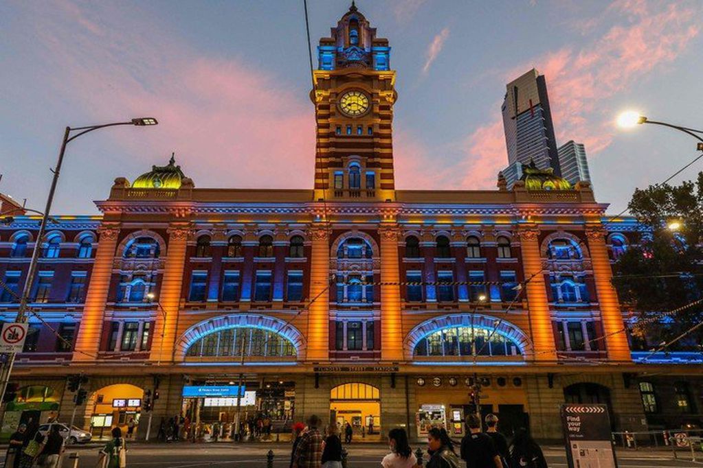 La Estación Flinders Street de Melbourne, en Australia, se iluminó con los colores de la bandera de Ucrania.