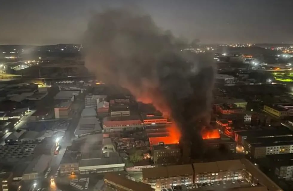 El incendio del edificio en Sudáfrica.