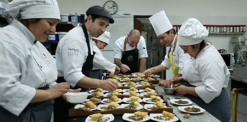"Ultima Cena" de los estudiantes de gastronómica del CES en El Calafate