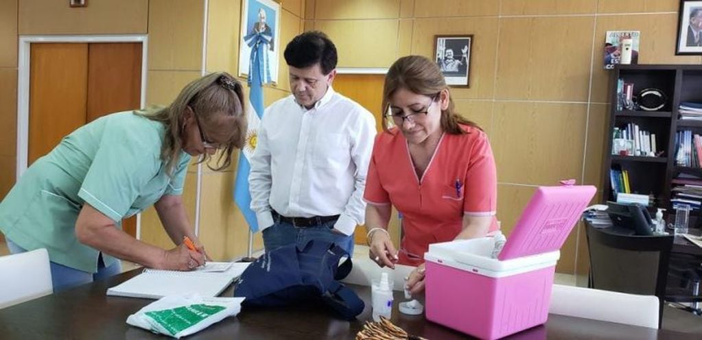 El ministro Mones Ruiz se vacunó ayer contra el Tétanos.