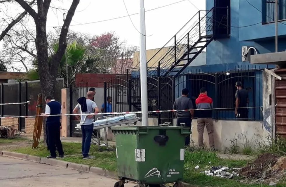 Los efectivos fueron agredidos en una vivienda ubicada sobre San Luis al 900. (@tvregnoticias)