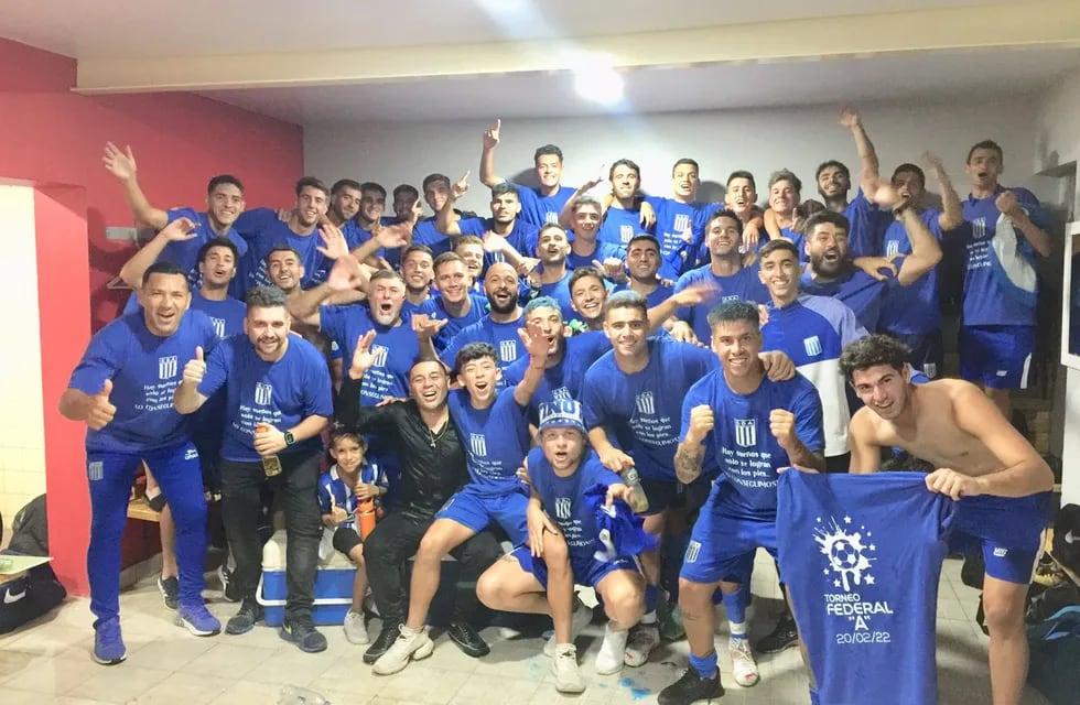 La felicidad de todo Argentino Monte Maíz celebrando el ascenso al Torneo Federal A. (Gentileza Argentino Crece).
