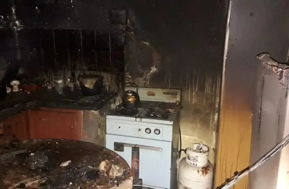 Así quedó la cocina luego de que apagaran el incendio. Foto: Policía de San Luis.