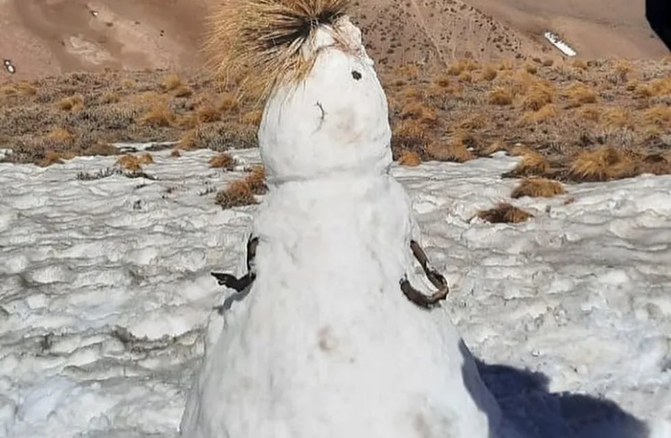Soledad Pastorutti y sus hijas armaron un muñeco de nieve en la montaña de Mendoza.