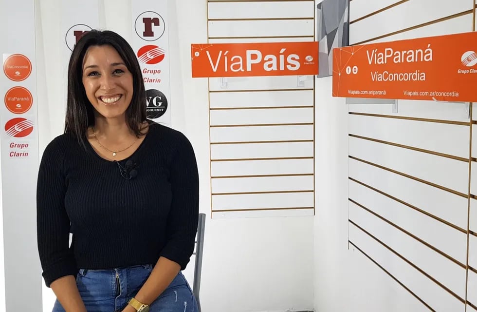 Paola Netto en los estudios de Vía Paraná