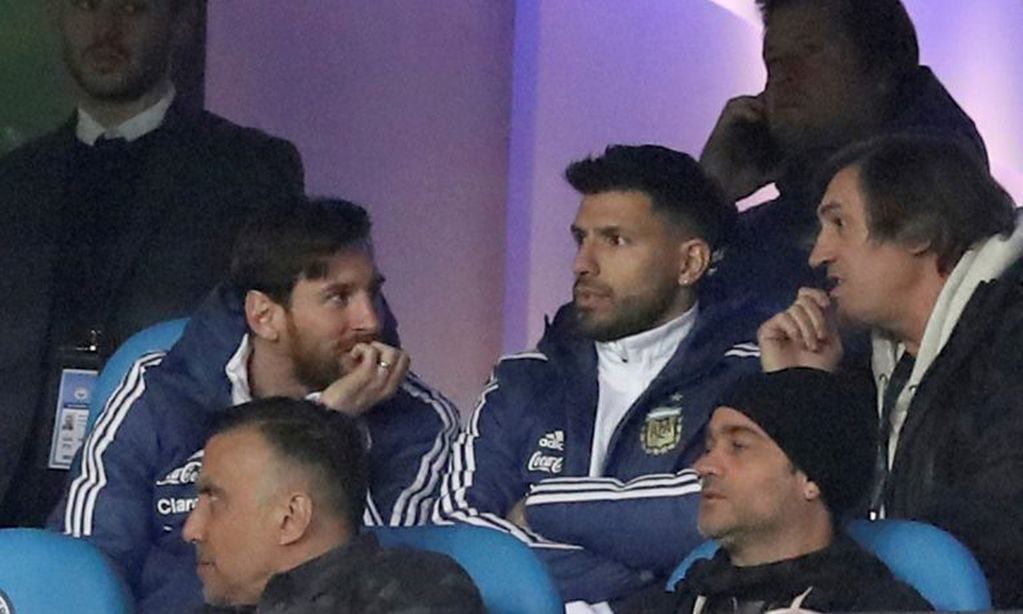 Messi y Agüero lo vieron desde la tribuna. Foto: EFE.