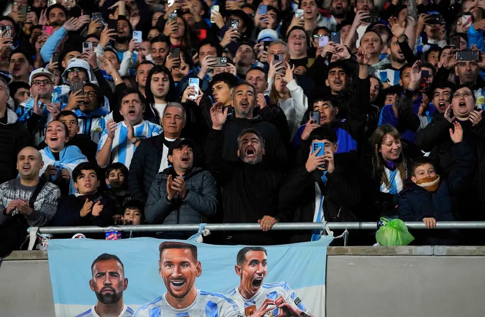 Hinchas de Argentina alentando a la Selección (AP Foto/Natacha Pisarenko)