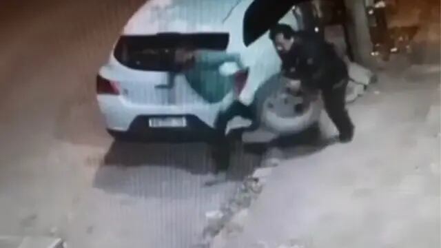 "Robaruedas" en plena acción en Córdoba (Captura de video).