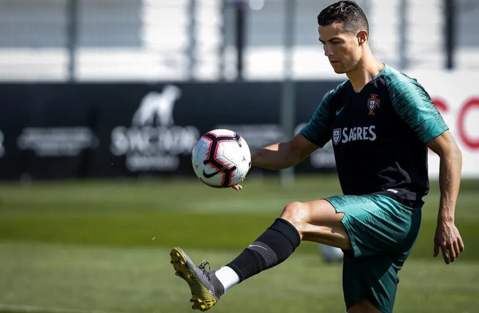 RA. Oeiras (Portugal), 24/03/2019.- Portugal's player Cristiano Ronaldo in action during the Portugal National team training session in preparation for the upcoming Euro 2020 qualification match at Cidade do Futebol in Oeiras, on the outskirts of Lisbon, Portugal, 24 March 2019. Portugal will face Serbia in the UEFA EURO 2020 qualifying soccer match on 25 March 2019 at Luz stadium in Lisbon. (Lisboa) EFE/EPA/RODRIGO ANTUNES