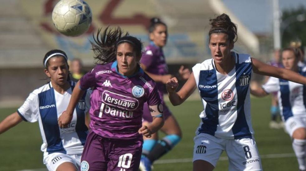 Noelia Rodríguez y Sofía Belmar marcando a Romina Gómez en el Belgrano-Talleres de la Copa Córdoba (Facundo Luque / La Voz)
