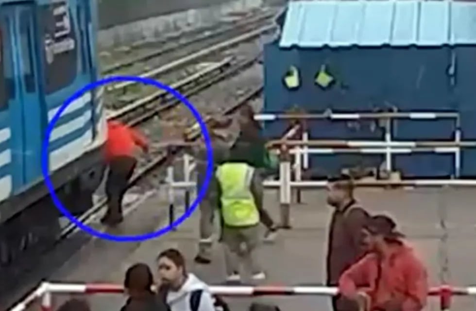 Quiso cruzar las vías distraído con el celular y un tren le golpeó la cabeza. Foto: Captura de video.