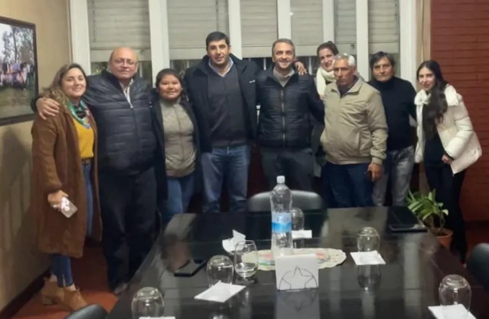 Parte del equipo de profesionales y legisladores de Primero Jujuy que participaron de la primera jornada de asesoramiento gratuito.