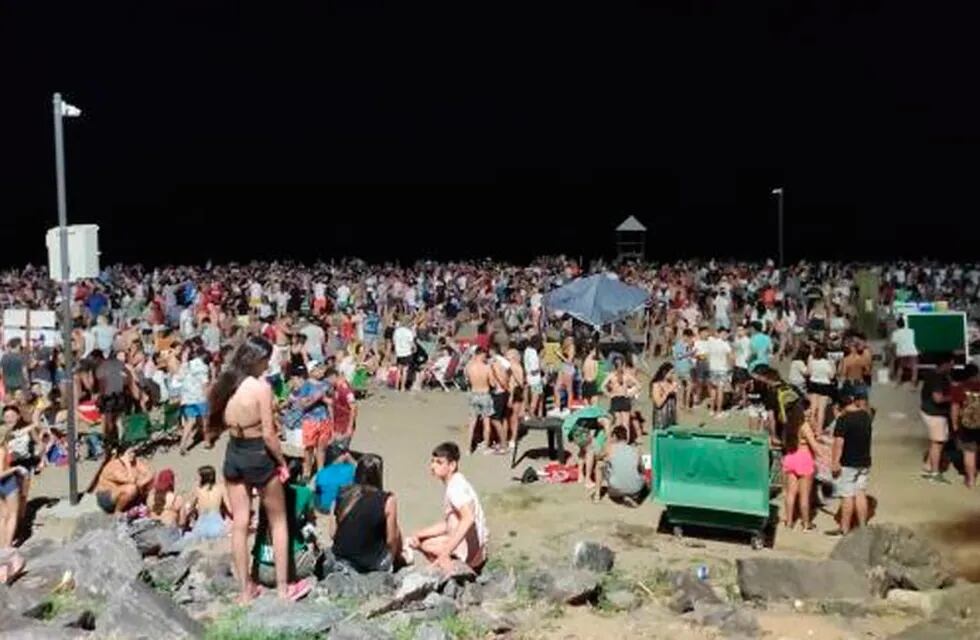 Cientos de jóvenes se concentraron el domingo en la playa de Miramar, sin respetar medidas de prevención por el coronavirus.