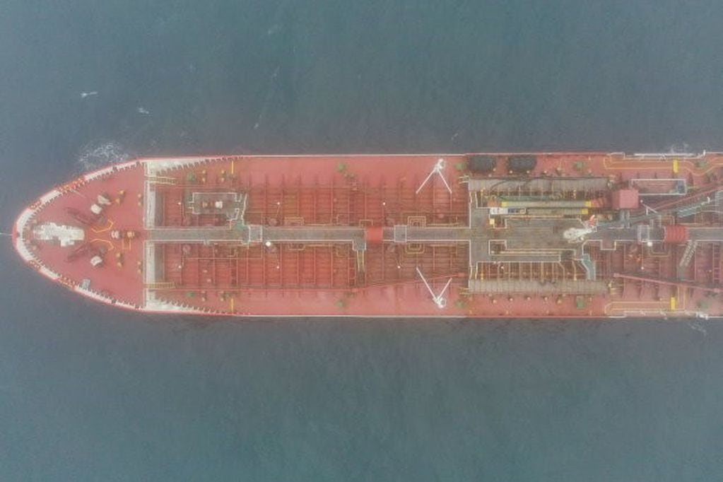 Buque proveedor de gasoil chino en zona del mar argentino.
Fotos: Greenpeace
