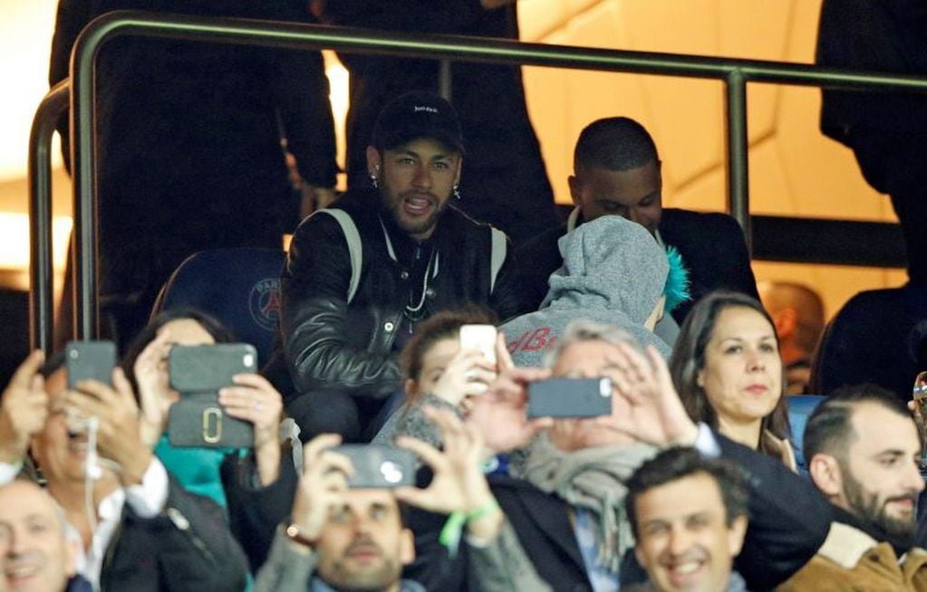Neymar Jr. presenciando el partido entre París Saint Germain y el Manchester United (Foto: Yoan Valat/EFE)