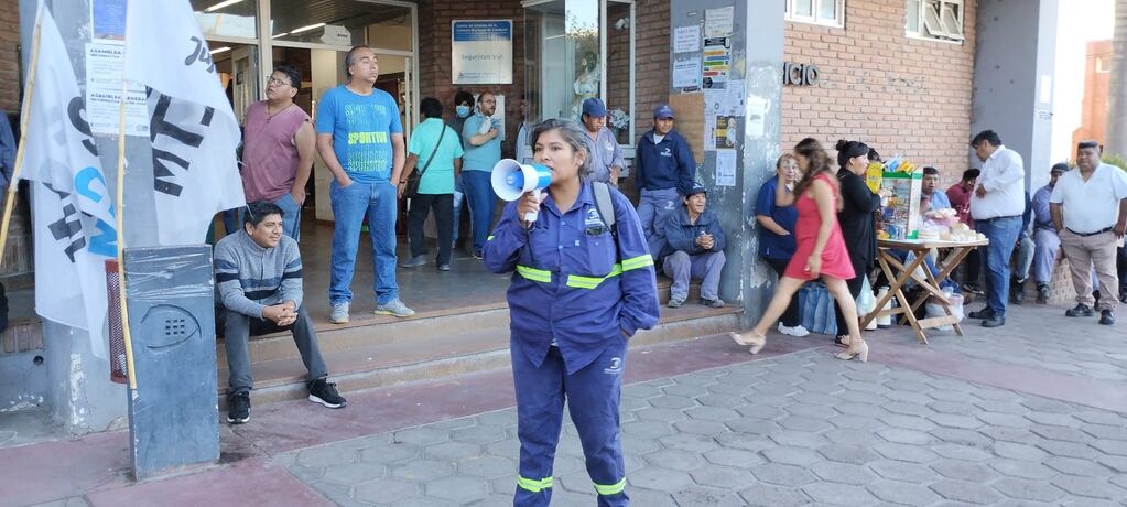 Una trabajadora municipal habló ante sus compañeros expresando su apoyo al reclamo que sostiene la dirigencia del Seom Jujuy.