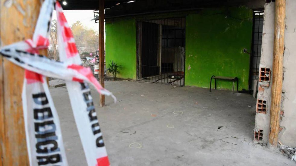 Ambas víctimas cayeron cerca de la puerta de entrada en Ugarte al 700 y los agresores huyeron en auto.
