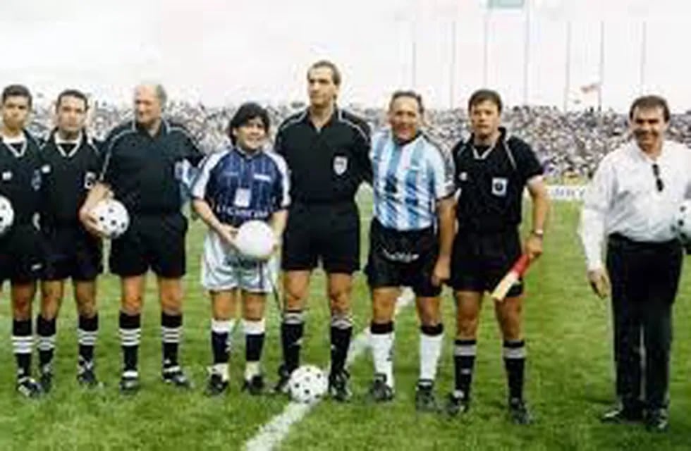 Maradona con los colores de Talleres en la despedida de Daniel Valencia