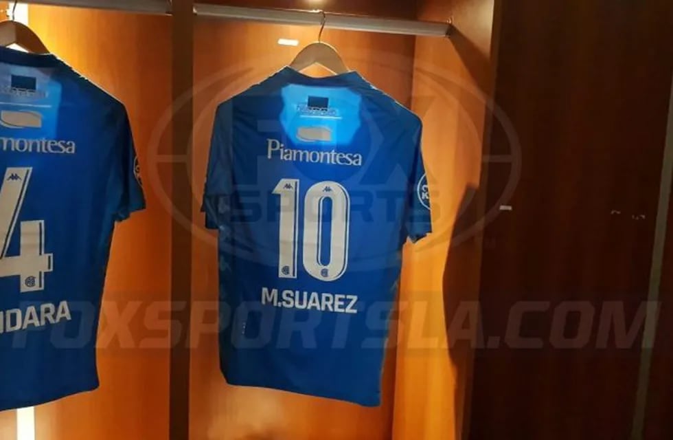 La camiseta de Matías Suárez en el vestuario Celeste pese a que no está convocado para jugar contra Talleres.