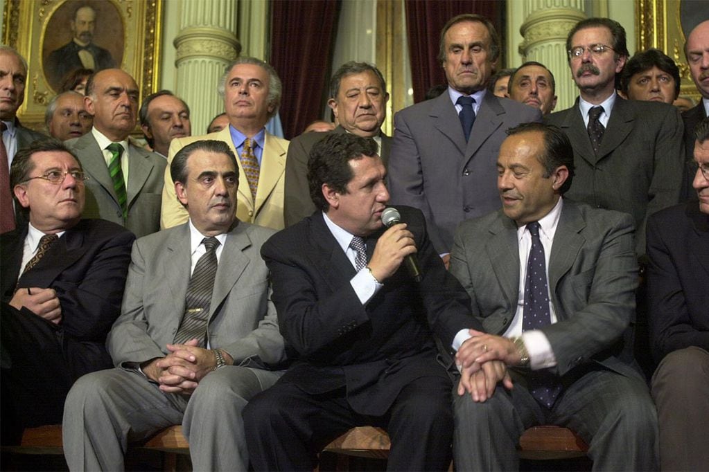 Ramón Puerta anunciaba a Adolfo Rodríguez Saa como presidente interino. Acompañaban los gobernadores José Manuel De la Sota, Carlos Ruckauf y Carlos Reutemann.
