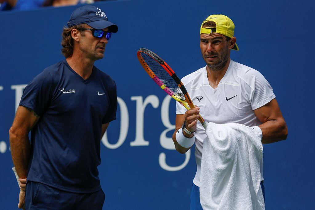Rafael Nadal y su entrenador Carlos Moya, durante un entrenamiento del español en la previa del US Open 2022. (AP)