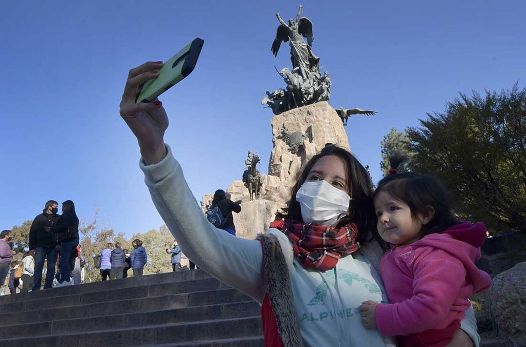 Anabel Castro y Ernestina, en el cerro de la Gloria, disfrutando de las vacaciones de invierno